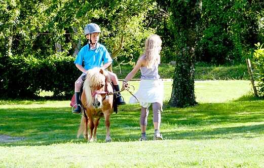 Actividad de poni para ni�os, supervisada en el camping CAPFUN Lodge en SARZEAU (56).