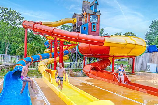 Toboganes acu�ticos coloridos y juegos en el camping CAPFUN Lodge en SARZEAU (56).