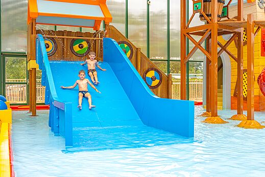 Tobogán acuático azul, niños en el camping CAPFUN Lodge en SARZEAU (56).
