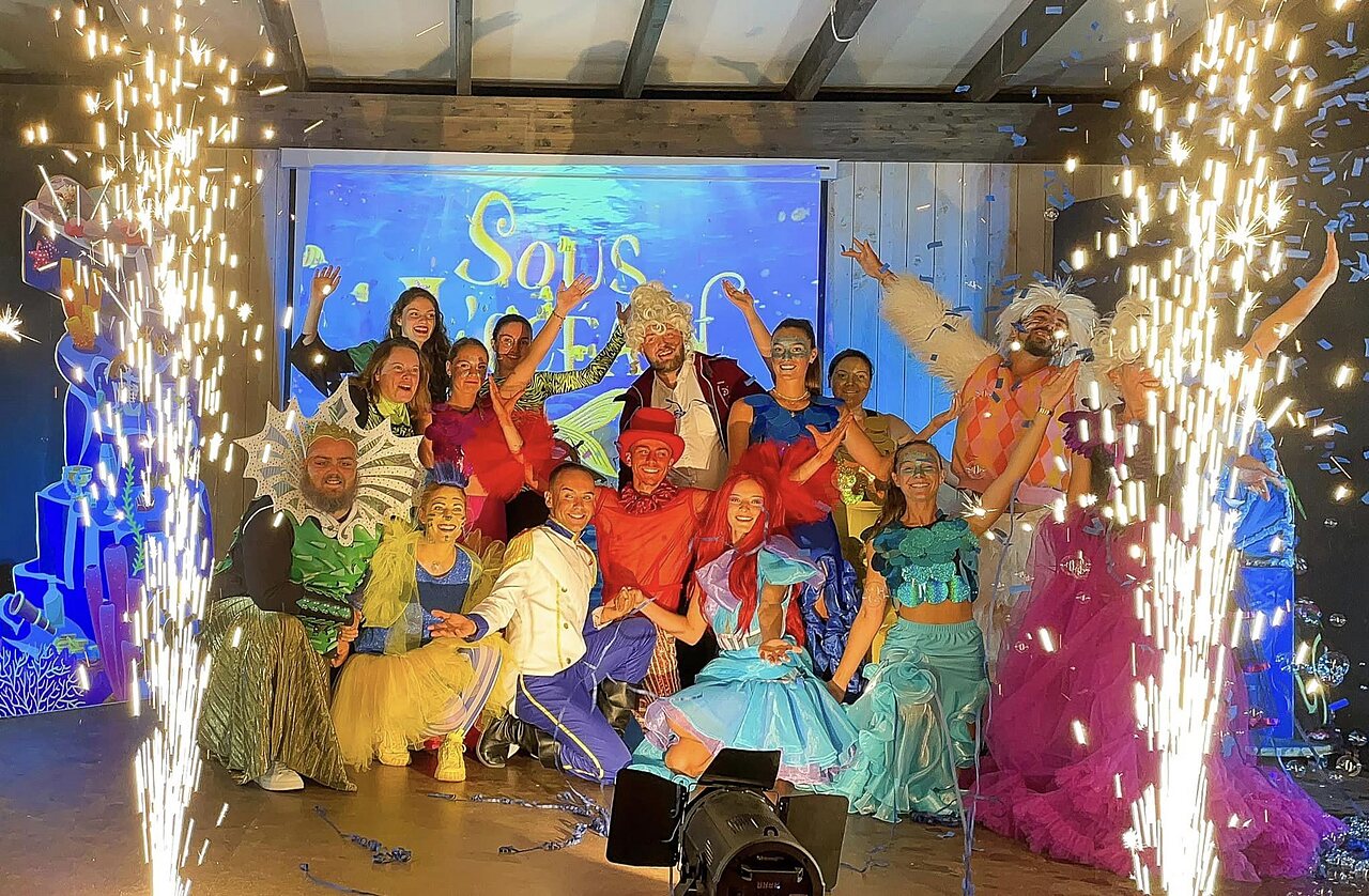 Artistas disfrazados en escenario con efectos pirot�cnicos en el camping CLICOCHIC Longchamp en Saint Lunaire (35).