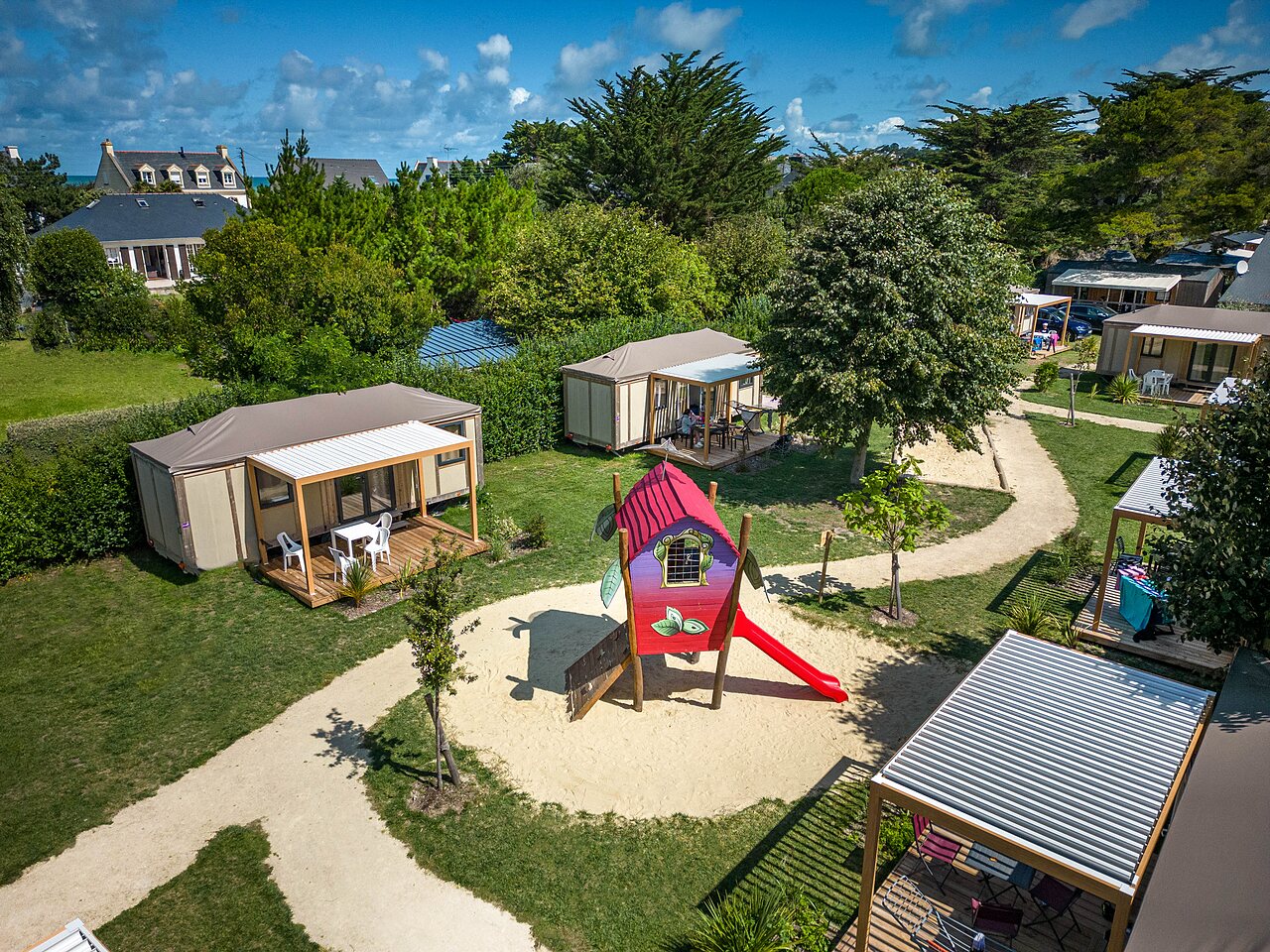 Vista a�rea camping, alojamientos y zona de juegos CLICOCHIC Longchamp Saint Lunaire (35).