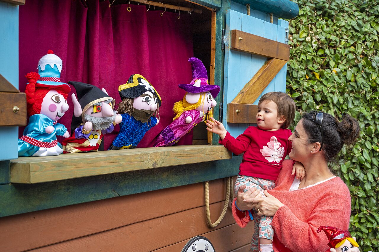 Espect�culo de marionetas para ni�os en el camping CLICOCHIC Longchamp, Saint Lunaire (35).