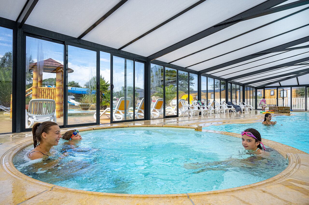 Jacuzzi y piscina cubierta con tobog�n exterior en el camping CLICOCHIC Longchamp en Saint Lunaire (35).