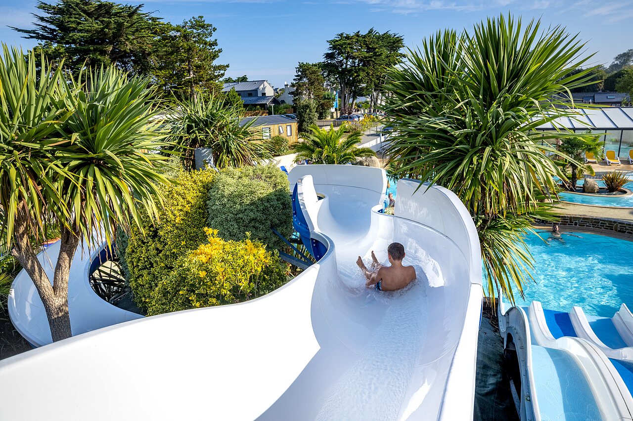 Tobog�n acu�tico, ni�o en piscina del camping CLICOCHIC Longchamp (35).