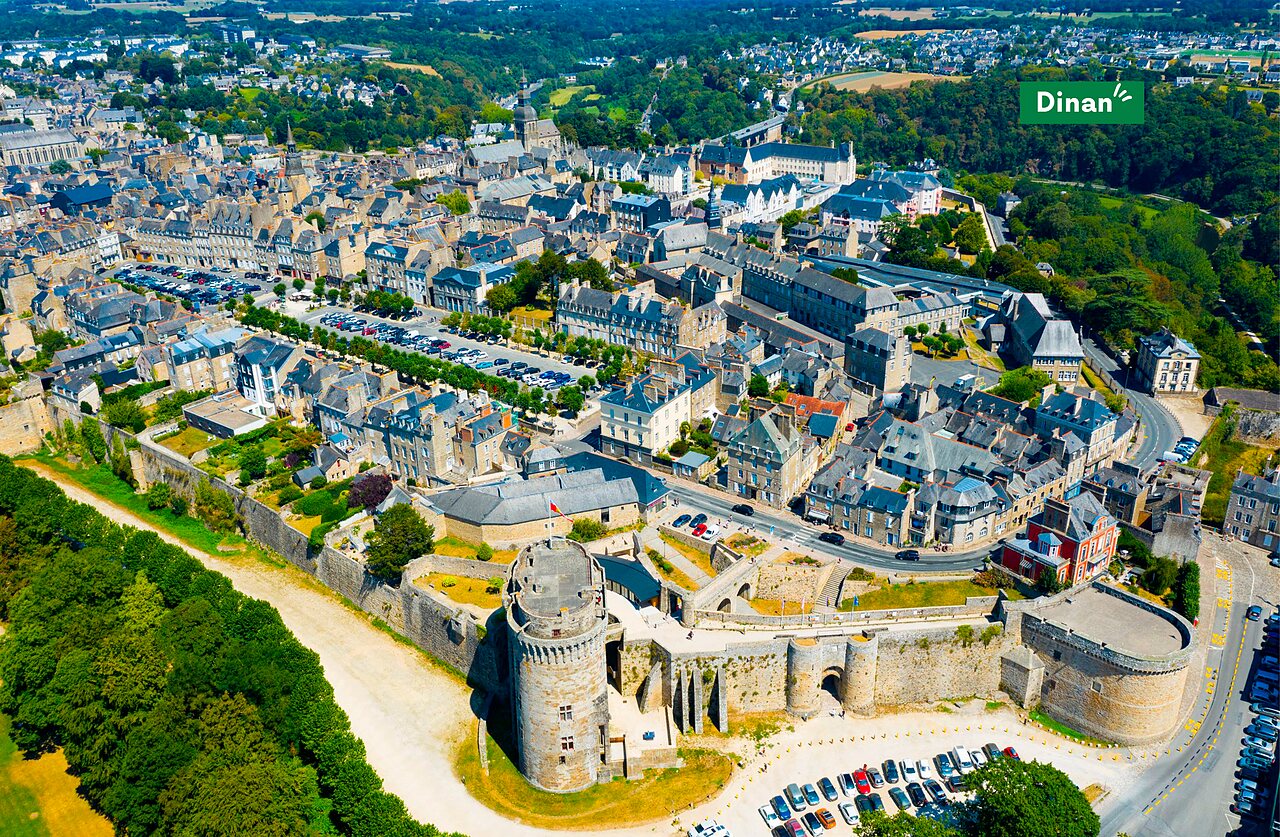 Ciudad medieval de Dinan, Breta�a, con su castillo y murallas hist�ricas.