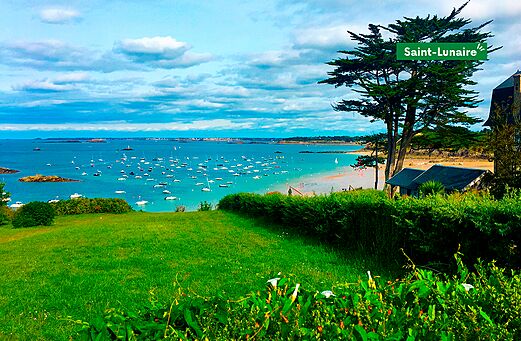 Playa y puerto deportivo de Saint-Lunaire, ciudad para visitar en Bretaña.