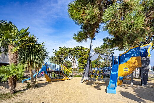 Zona de juegos infantiles con toboganes en el camping CLICOCHIC Longchamp en Saint Lunaire.