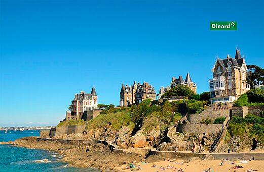 Hermosas villas Belle Époque y playa en Dinard, ciudad para visitar cerca del camping.