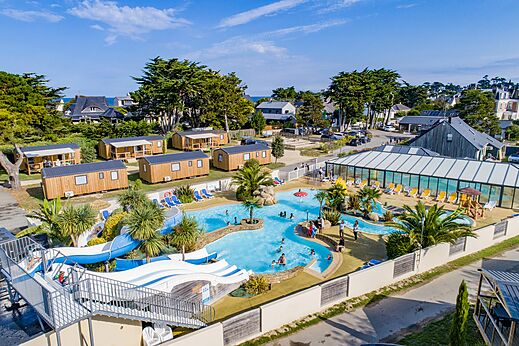 Piscina exterior, toboganes, Mobil-homes en el camping CLICOCHIC Longchamp en Saint Lunaire (35).