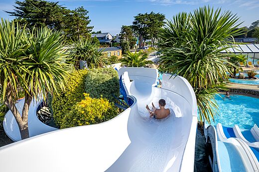 Tobogán acuático y piscina exterior con niño en el camping CLICOCHIC Longchamp en Saint Lunaire (35)