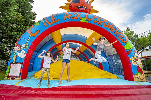 Niños saltando en hinchable pirata en camping CLICOCHIC Longchamp (35).