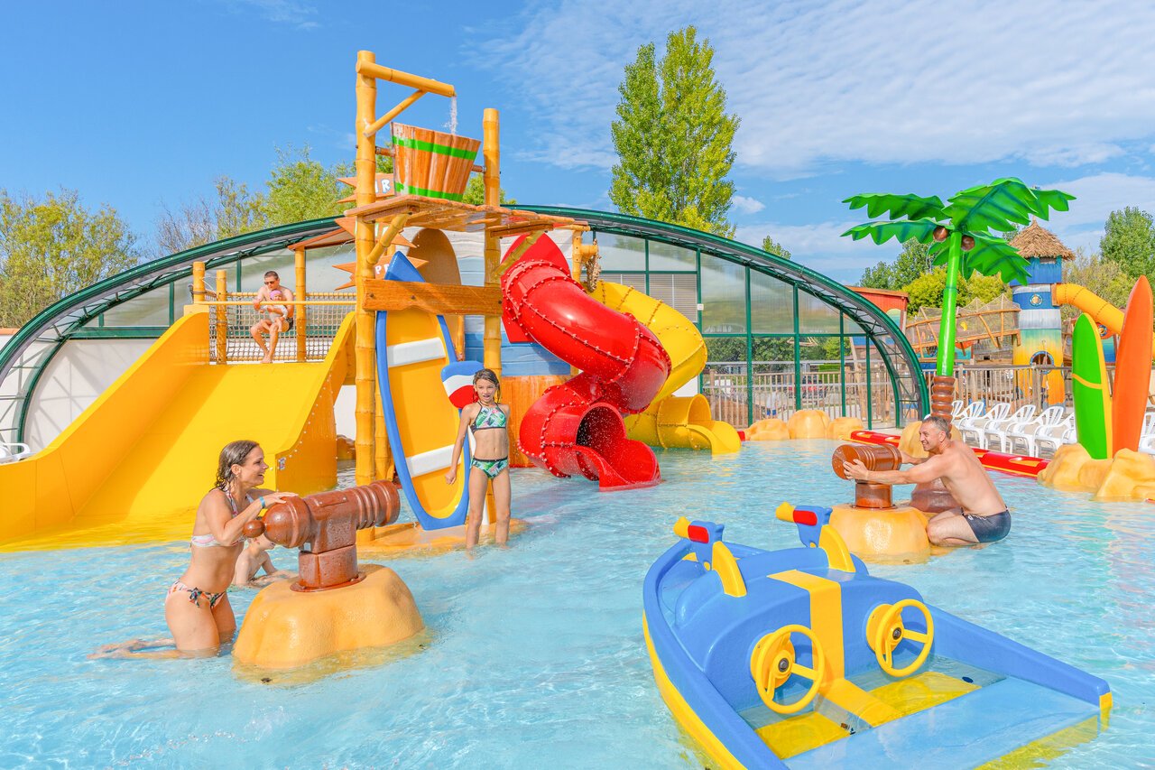 Toboganes y juegos de agua en el parque acu�tico CAPFUN Loubine Les Sables d'Olonne.