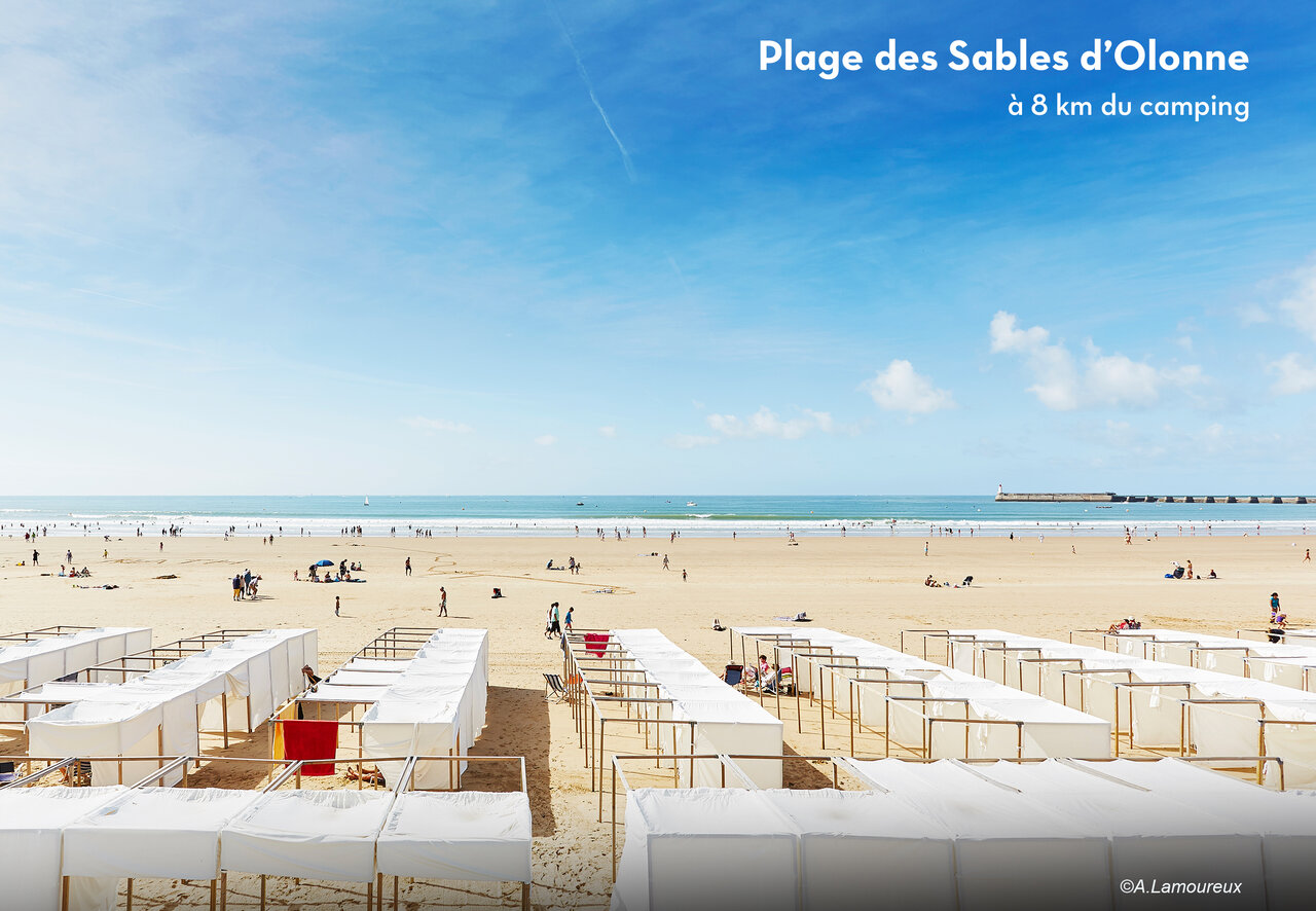 Playa de Les Sables d'Olonne con cabinas y muelle, Vend�e.