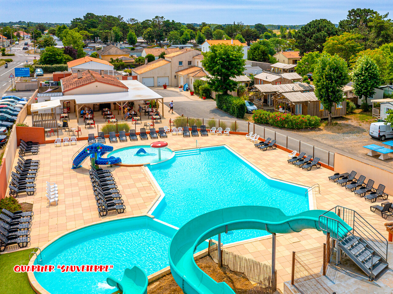 Piscina exterior, toboganes, restaurante en camping CAPFUN Loubine, Sables d'Olonne (85).