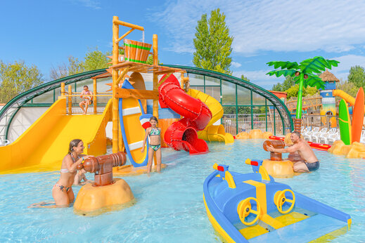 Piscina, toboganes y juegos acuáticos en el camping CAPFUN Loubine en Les Sables d'Olonne (85).