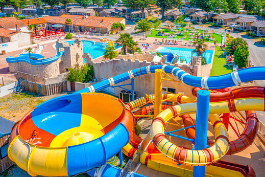 Toboganes acuáticos gigantes y piscinas en el camping CAPFUN Loubine.