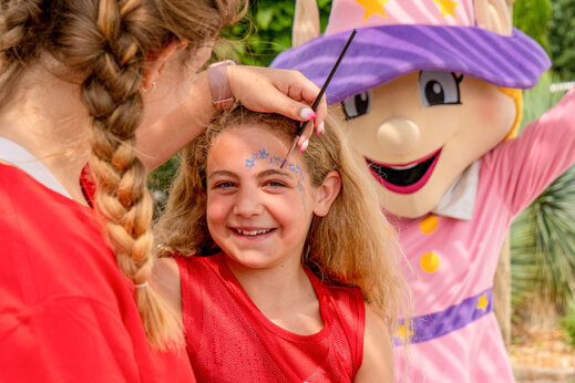 Animaci�n de maquillaje infantil con mascota en el camping CAPFUN Loubine, Les Sables d'Olonne.