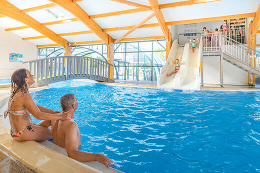 Piscina cubierta, toboganes acu�ticos en camping CAPFUN Loubine Les Sables d'Olonne.
