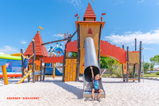 Zona de juegos castillo, tobog�n, camping CAPFUN Loubine Les Sables d'Olonne.