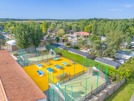 Canchas multideporte y mesas de ping-pong en camping CAPFUN Loubine, Les Sables d'Olonne.