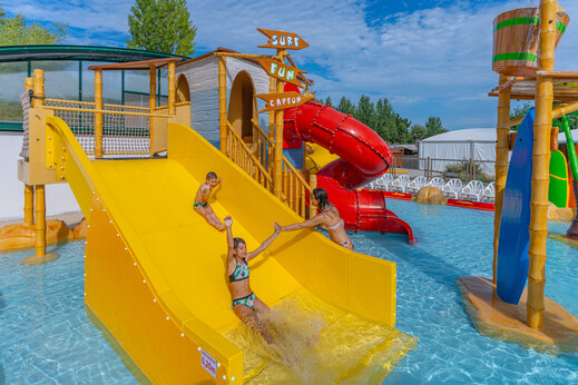 Toboganes acu�ticos y piscina en el camping CAPFUN Loubine, Les Sables d'Olonne (85).
