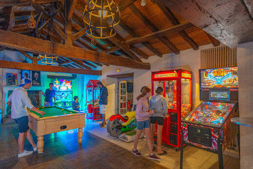 Sala de juegos con billar y m�quinas recreativas en el camping CAPFUN Loubine.