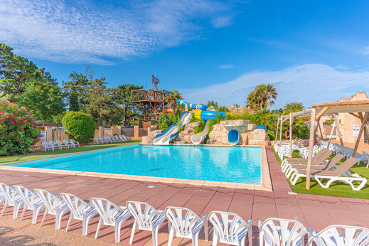 Piscina exterior, toboganes acu�ticos y juegos en el camping CAPFUN Loubine en Les Sables d'Olonne (85).