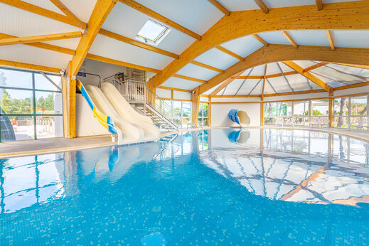 Piscina cubierta y toboganes en el camping CAPFUN Loubine en Les Sables d'Olonne (85).