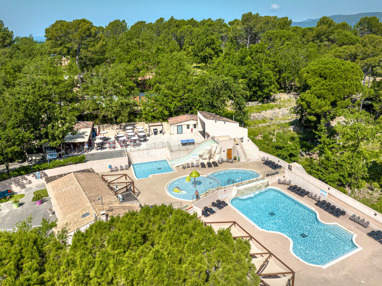 Complejo acu�tico, tobog�n, piscinas y restaurante en el camping CLICOCHIC Lou Cantaire en FAYENCE (83).