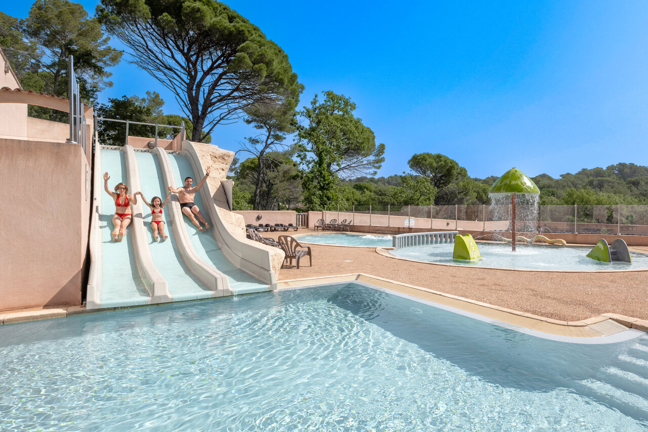 Toboganes acu�ticos, piscina y juegos de agua en el camping CLICOCHIC Lou Cantaire en FAYENCE (83).