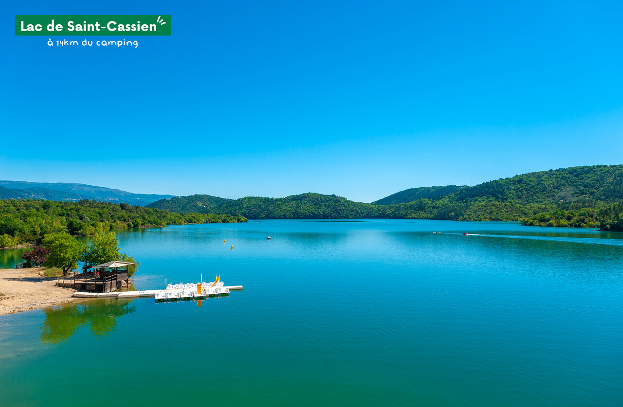 Lago de Saint-Cassien, actividades n�uticas y patinetes cerca de Fayence, Provenza.