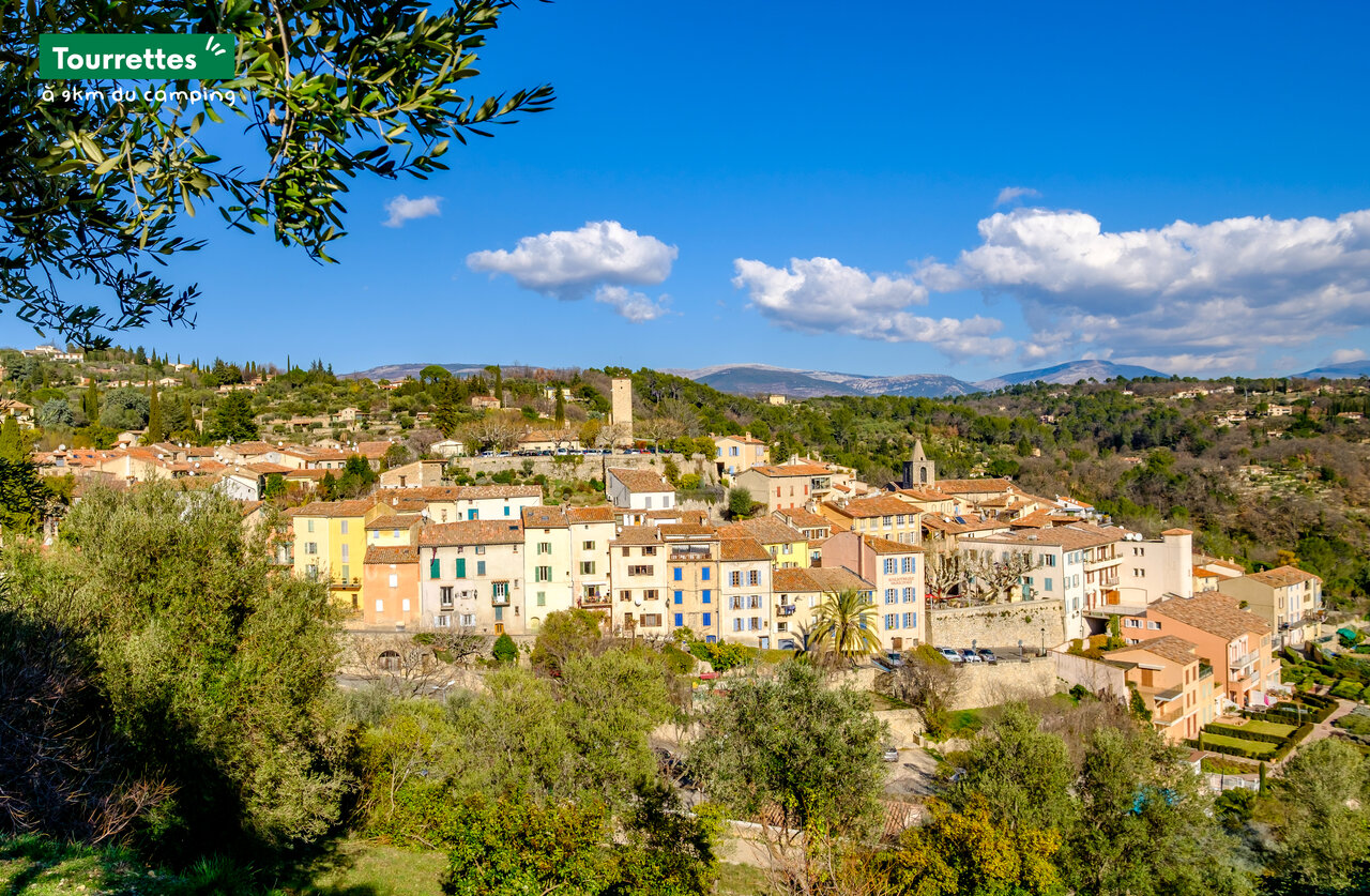 Pueblo de Tourrettes, casas coloridas y torre medieval, cerca de Fayence.