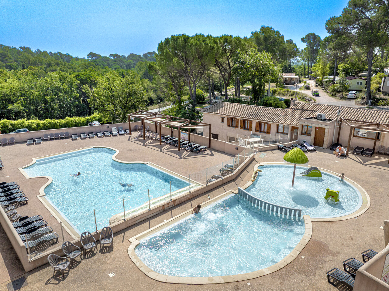 Complejo acu�tico con piscina grande, piscina infantil y juegos de agua en camping CLICOCHIC Lou Cantaire en FAYENCE (83).