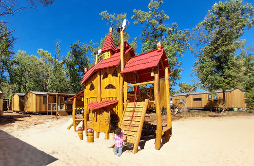 Zona de juegos de madera para ni�os en el camping CLICOCHIC Lou Cantaire en FAYENCE.