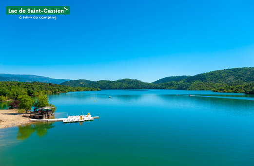 Lago de Saint-Cassien con hidropedales y actividades acu�ticas cerca de Fayence, Provenza.