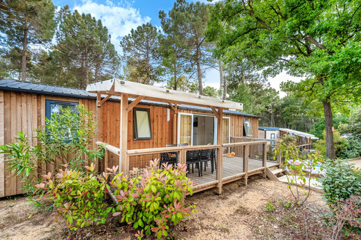 Mobil-home moderno con terraza cubierta y mobiliario en el camping CLICOCHIC Lou Cantaire en FAYENCE (83).