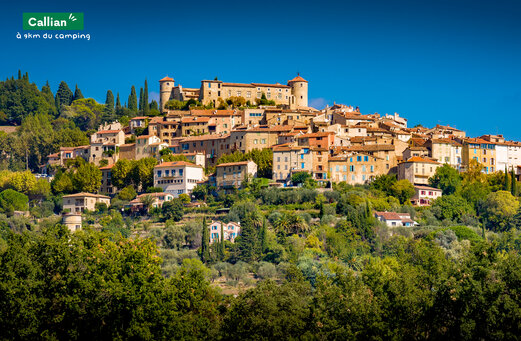 Pueblo encaramado de Callian, sus casas tradicionales y su castillo en Provenza.