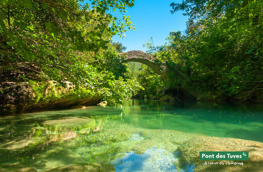 Puente de Tuves, puente natural de piedra sobre r�o turquesa, cerca de Fayence.
