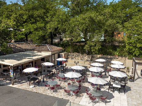 Restaurante con terraza exterior sombreada en el camping CLICOCHIC Lou Cantaire en FAYENCE (83).