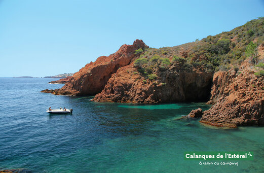 Calas del Est�rel, paisaje costero rocoso y mar turquesa cerca de Fr�jus.