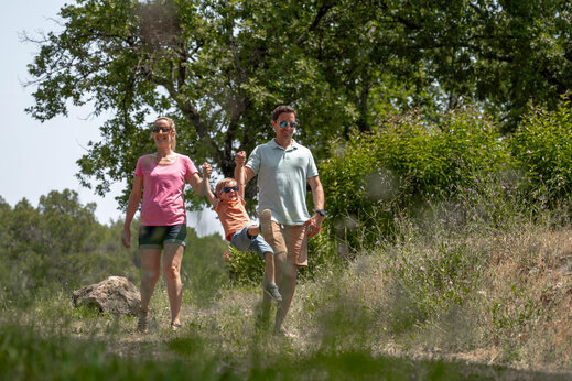 Familia con ni�o jugando en la naturaleza, camping CLICOCHIC Lou Cantaire en FAYENCE.