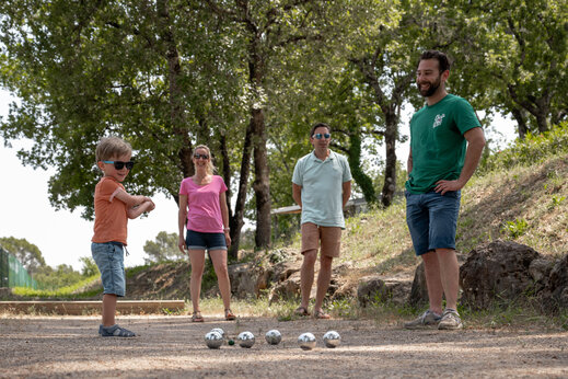 Partida de petanca en familia en el camping CLICOCHIC Lou Cantaire en FAYENCE (83).