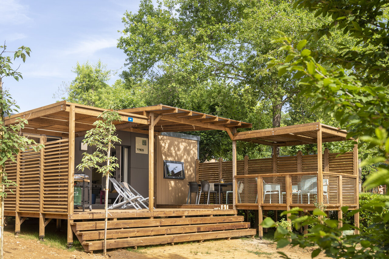Moderno mobile home con terraza en CLICOCHIC Lou Castel, Castelnaud-la-Chapelle.