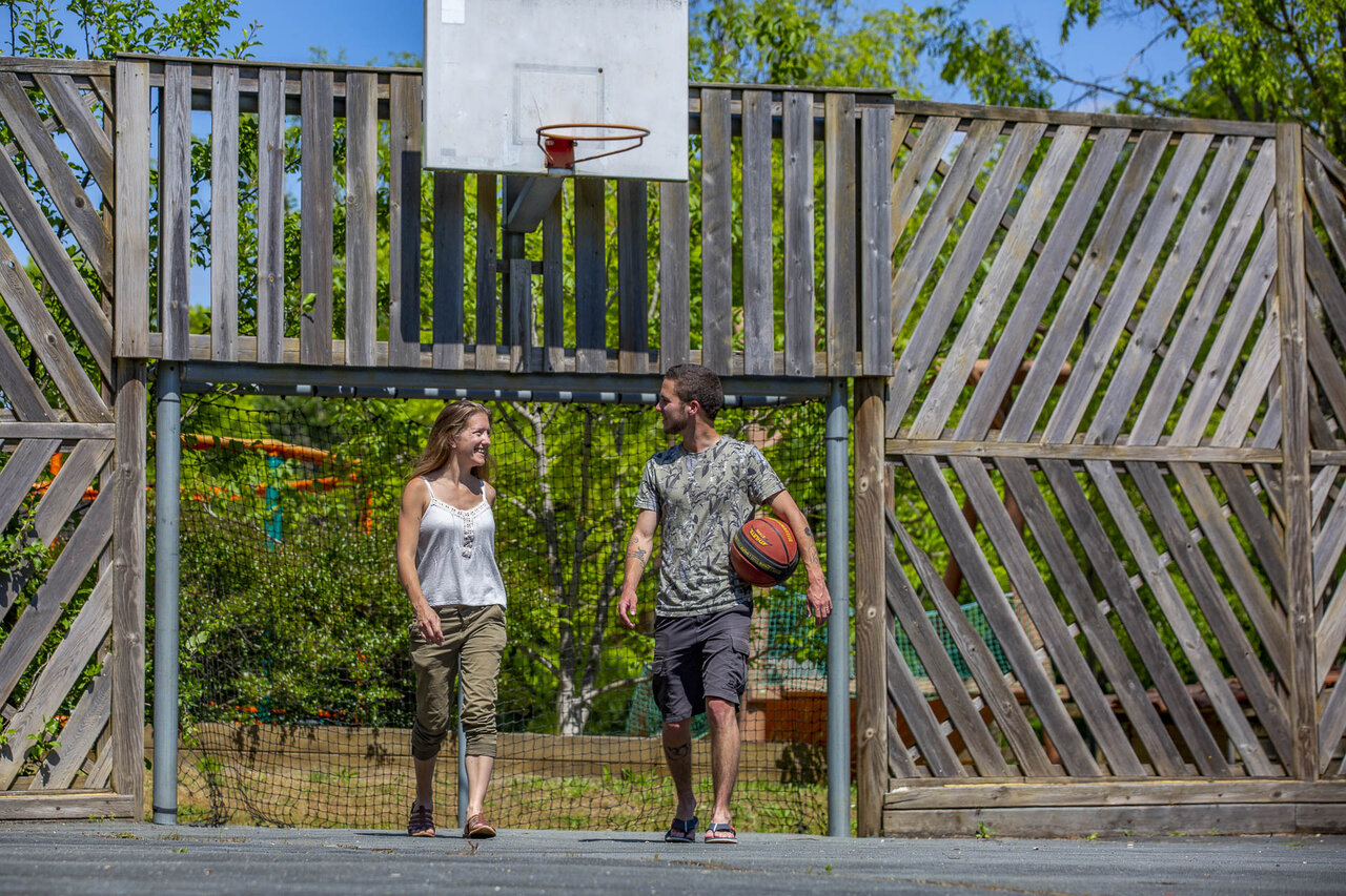 Cancha de baloncesto con pareja en camping CLICOCHIC Lou Castel, Castelnaud-la-Chapelle (24).