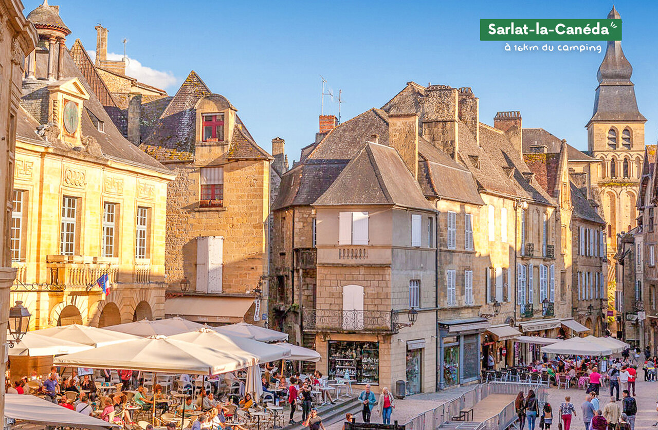Plaza animada de Sarlat-la-Can�da, ciudad medieval del P�rigord Noir para visitar.