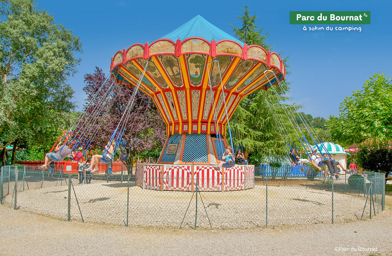 Carrusel de sillas voladoras tradicional en Parc du Bournat, atracci�n familiar cerca del camping.