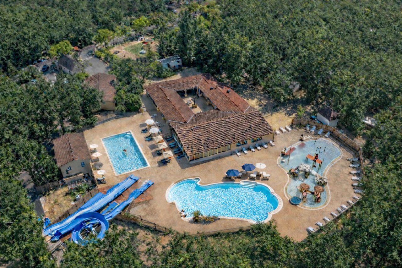 Vista a�rea del complejo acu�tico con toboganes y piscinas en el camping CLICOCHIC Lou Castel en Castelnaud-la-Chapelle (24).