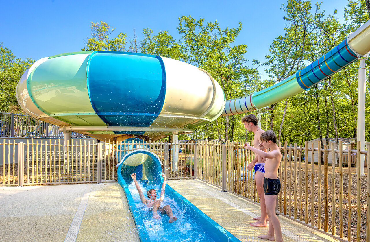 Tobog�n acu�tico gigante y piscina en el camping CLICOCHIC Lou Castel en Castelnaud-la-Chapelle (24)