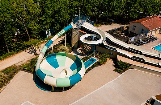 Toboganes acu�ticos gigantes y bol en camping CLICOCHIC Lou Castel, Castelnaud-la-Chapelle (24).