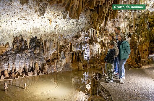 Cueva de Domme, sitio turístico natural con estalactitas y estalagmitas en Dordoña.